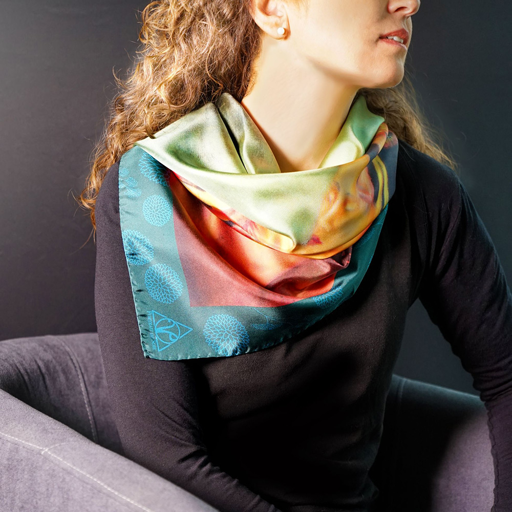 Foulard d'artiste en soie 90cm Impératrice de Jade